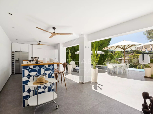 Intérieur d'une maison rénovée avec cuisine ouverte et espace de vie lumineux, Le Cannet.