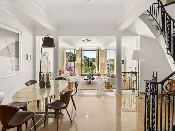 Intérieur d'une élégante demeure Belle Époque avec vue mer, Le Cannet.