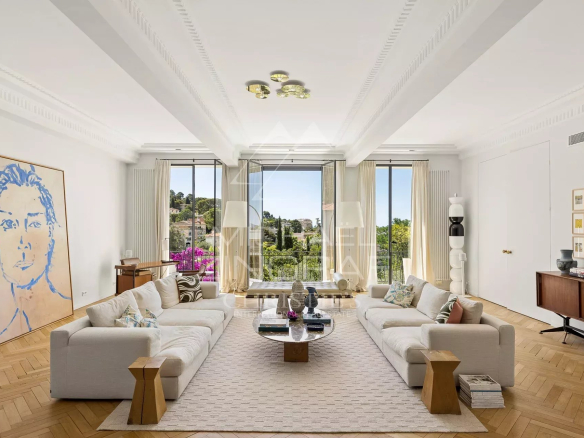 Intérieur d'une élégante demeure Belle Époque avec vue sur la mer, salon lumineux et moderne.
