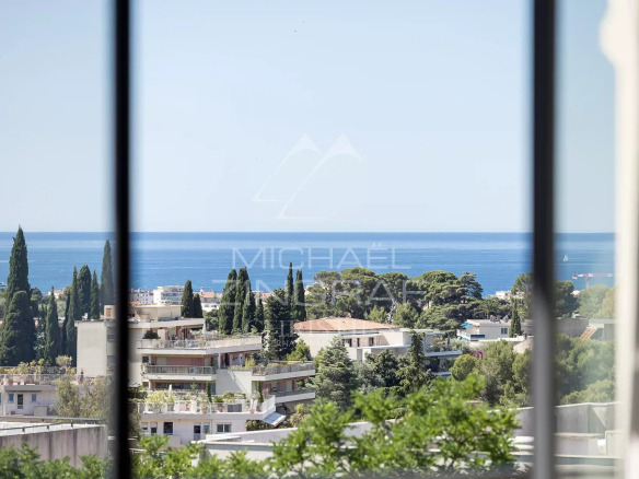 Vue panoramique sur la mer depuis une élégante demeure Belle Époque au Cannet.