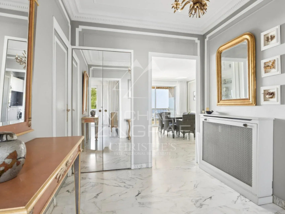 Intérieur d'un penthouse moderne avec un hall d'entrée et des murs gris à Cannes.