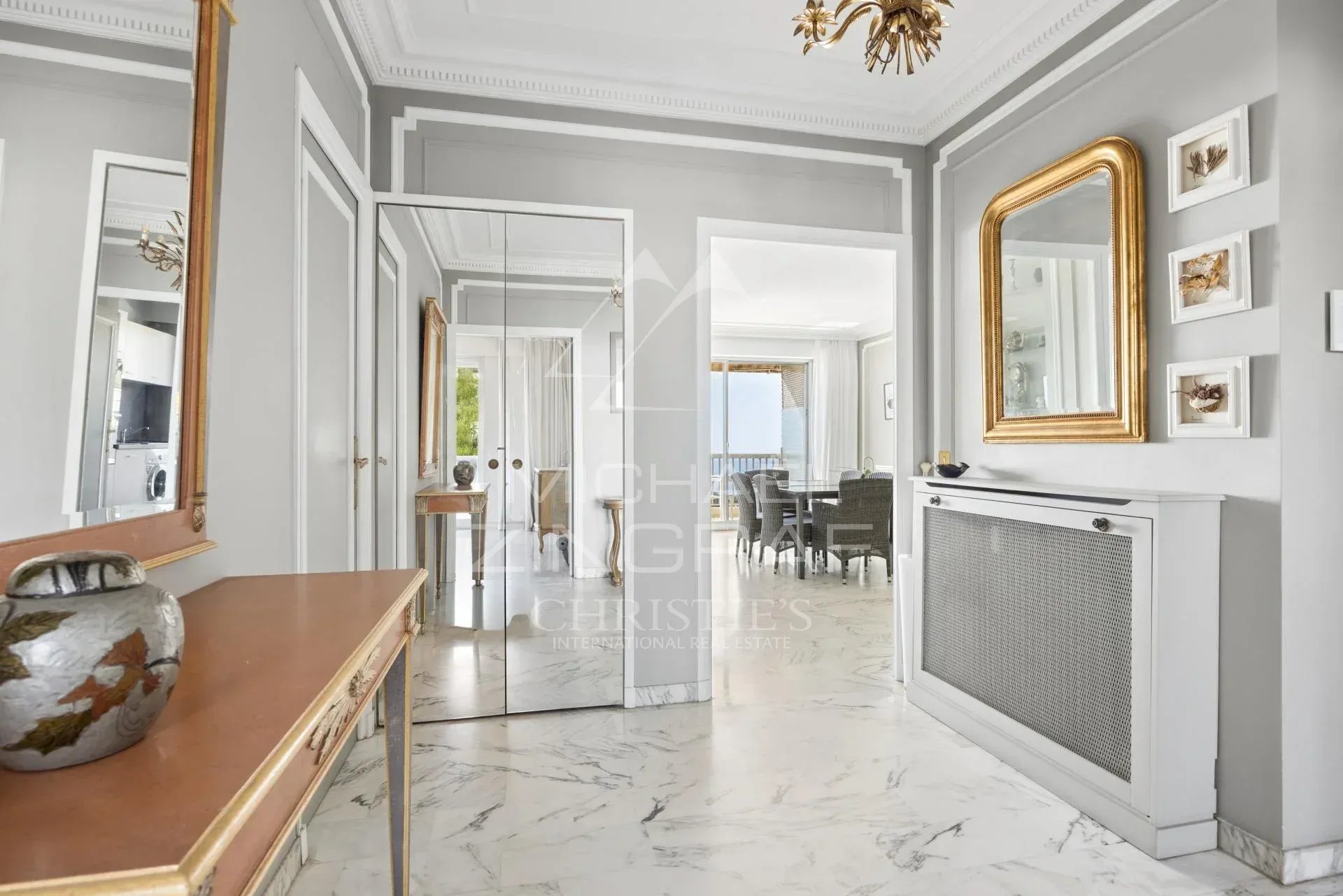 Penthouse à Cannes – Croix des Gardes Intérieur d'un penthouse moderne avec un hall d'entrée et des murs gris à Cannes.
