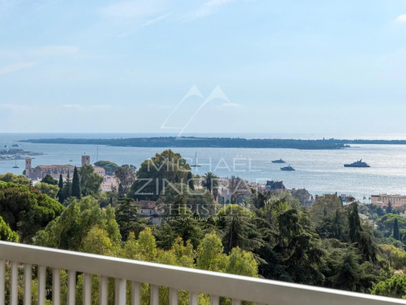 Vue panoramique sur la Méditerranée depuis un penthouse à Cannes, avec des îles de Lérins en arrière-plan.