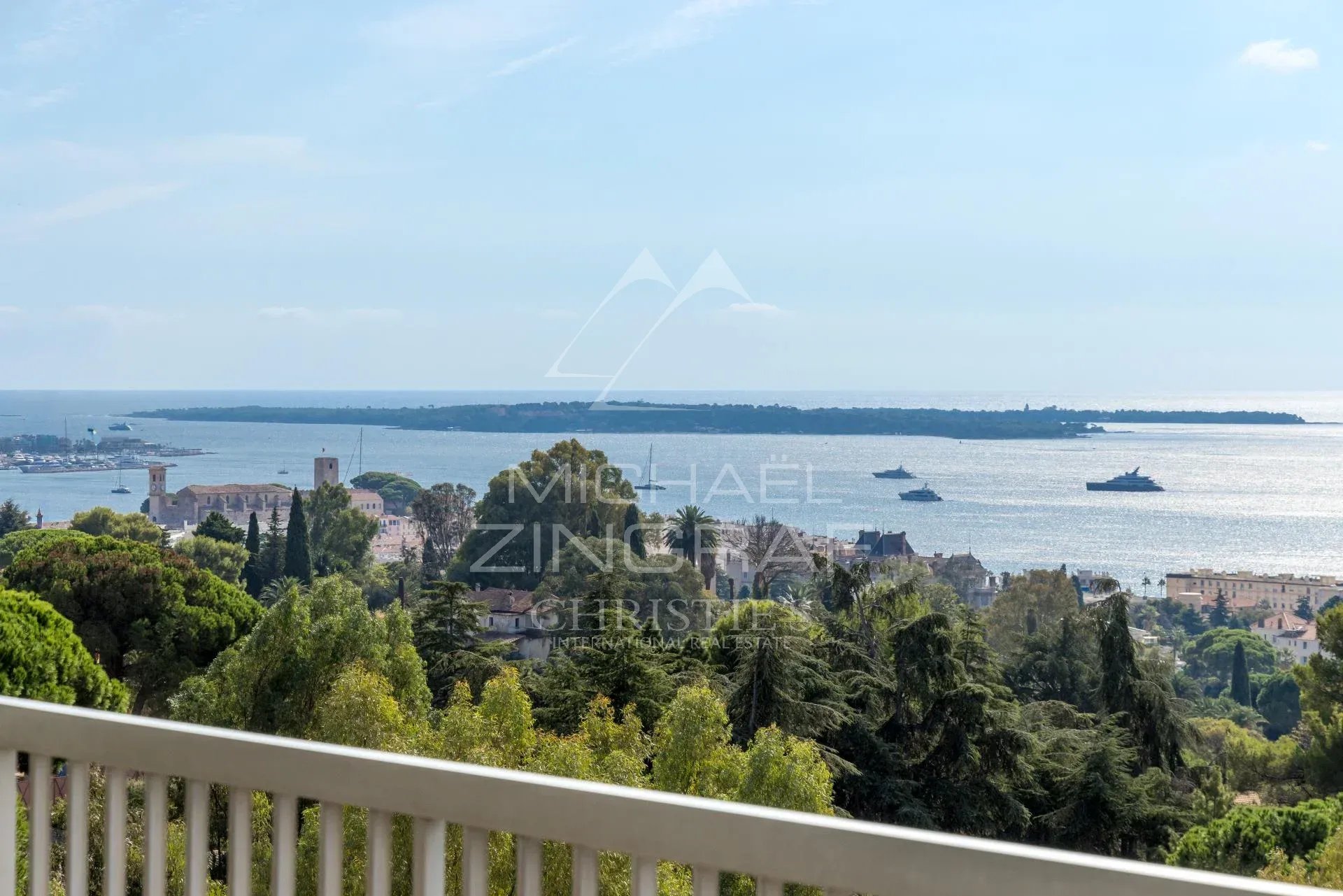 Vue depuis un penthouse à Cannes Vue panoramique sur la Méditerranée depuis un penthouse à Cannes, avec des îles de Lérins en arrière-plan.