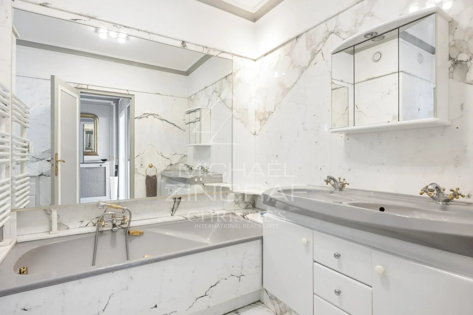 Salle de bain du penthouse à Cannes Salle de bain en marbre avec baignoire et lavabo dans un penthouse à Cannes.