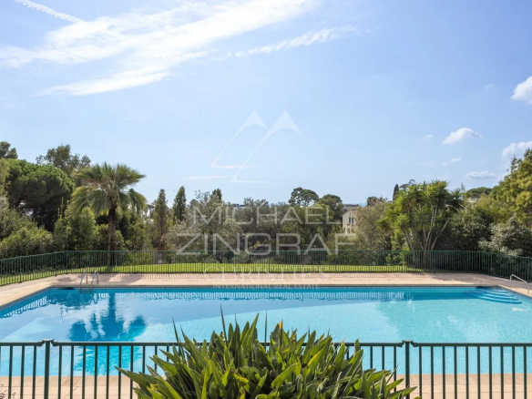 Piscine d'une résidence avec jardin à Cannes, quartier Croix des Gardes.
