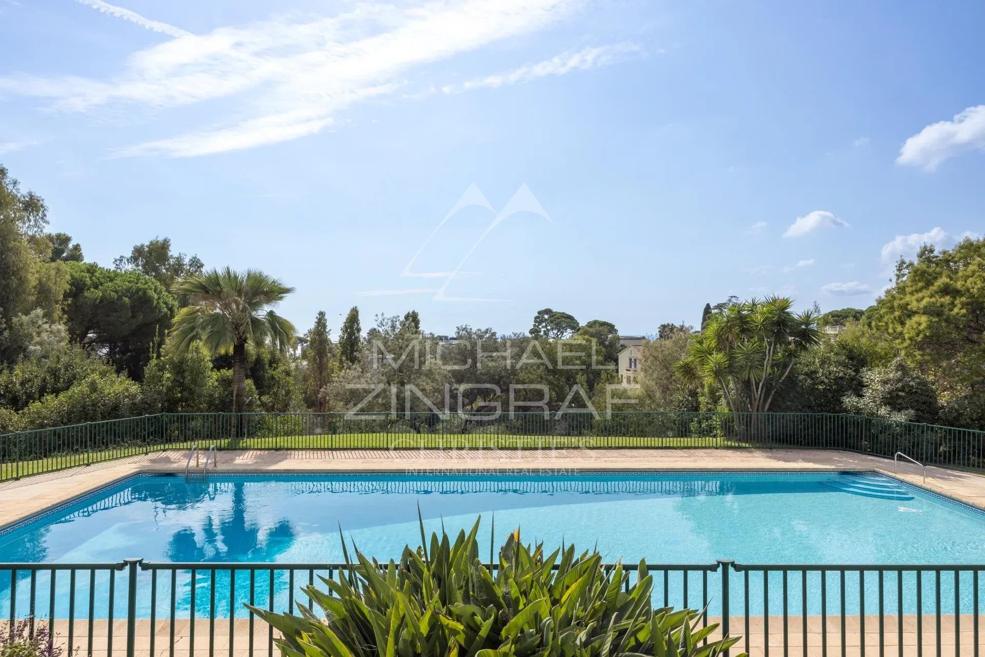 Piscine à Cannes – Croix des Gardes Piscine d'une résidence avec jardin à Cannes, quartier Croix des Gardes.