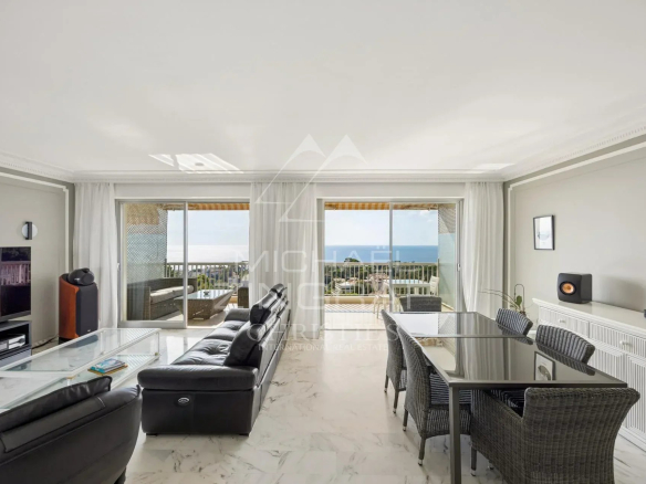 Intérieur d'un penthouse à Cannes avec vue sur la Méditerranée, salon lumineux et mobilier moderne.