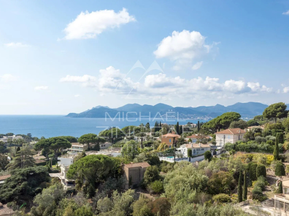 Vue panoramique sur la Méditerranée et les collines depuis un penthouse à Cannes, Croix des Gardes.