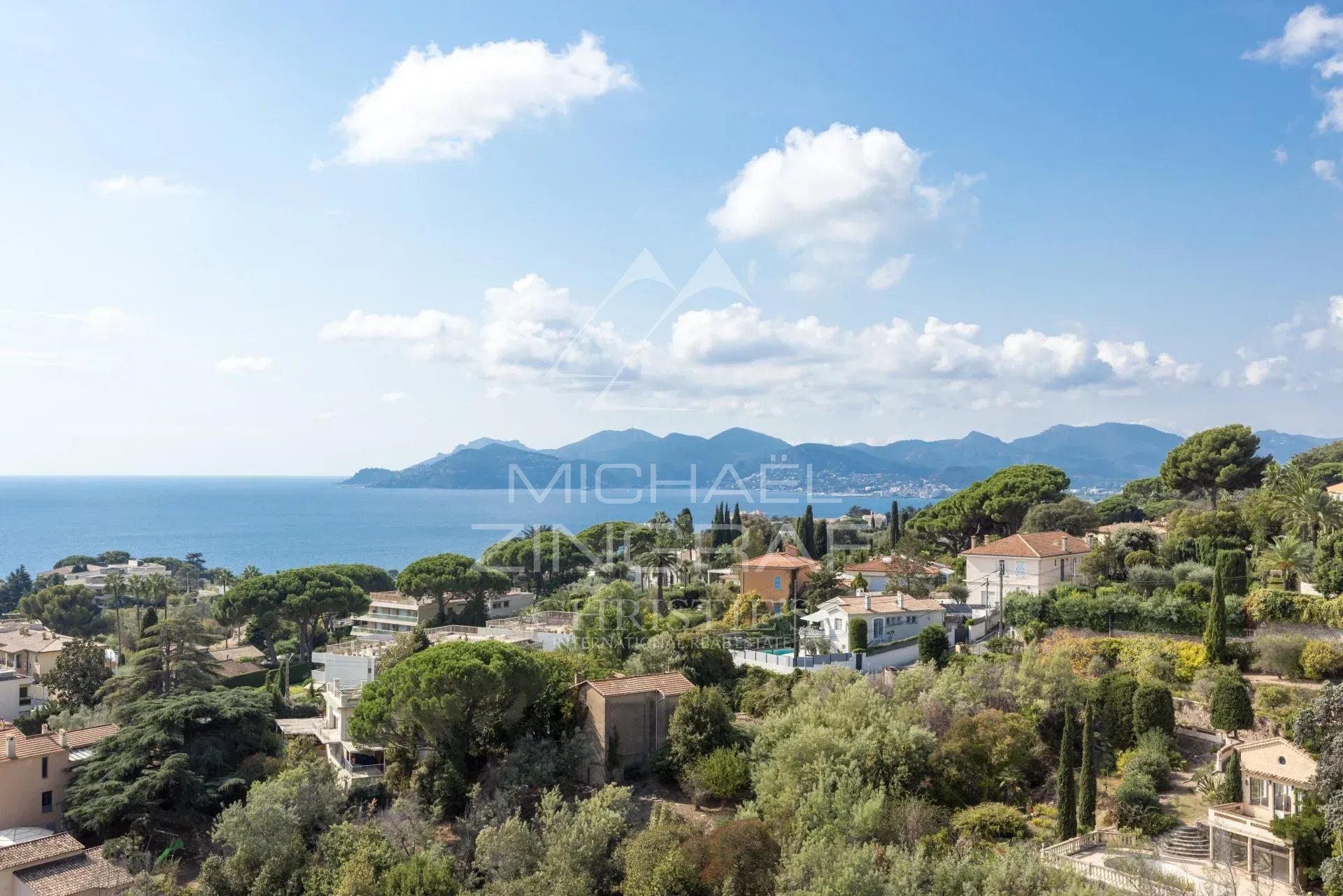 Penthouse avec vue à Cannes Vue panoramique sur la Méditerranée et les collines depuis un penthouse à Cannes, Croix des Gardes.