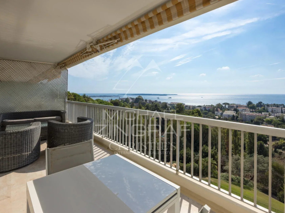 Penthouse avec vue sur la Méditerranée à Cannes, terrasse et mobilier extérieur.