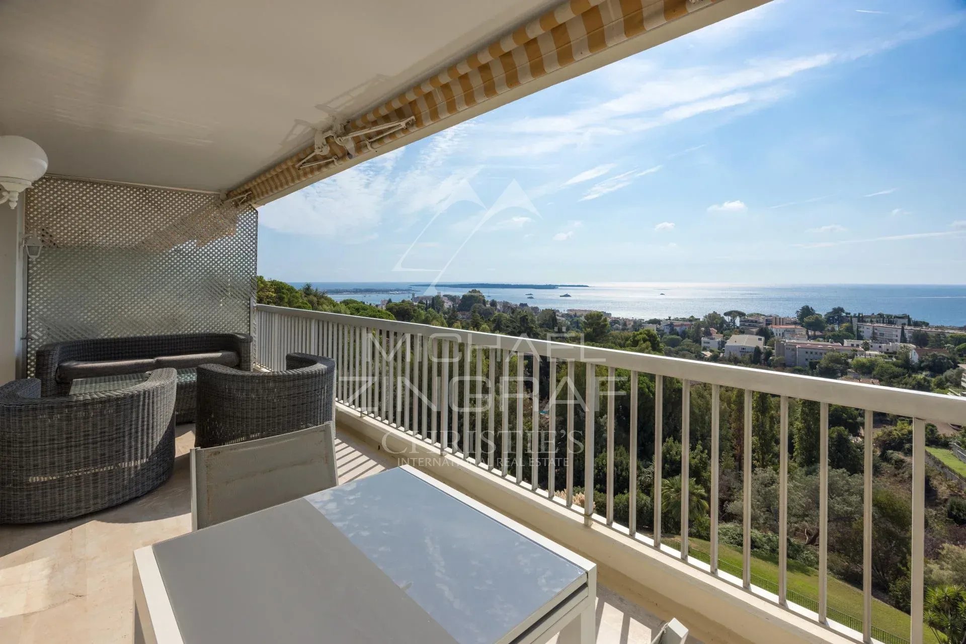 Penthouse à Cannes – Croix des Gardes Penthouse avec vue sur la Méditerranée à Cannes, terrasse et mobilier extérieur.