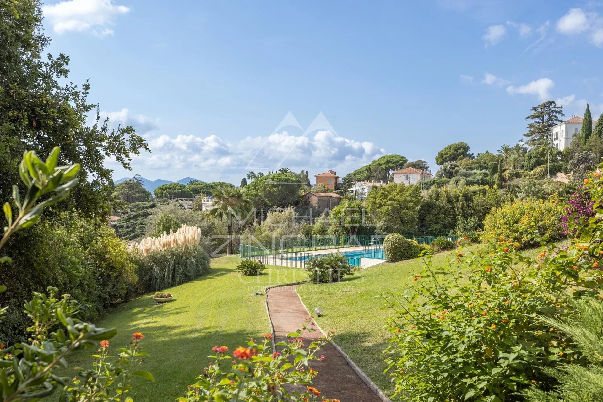 Jardin de la résidence à Cannes Vue d'un jardin avec piscine et court de tennis dans une résidence à Cannes, Croix des Gardes.