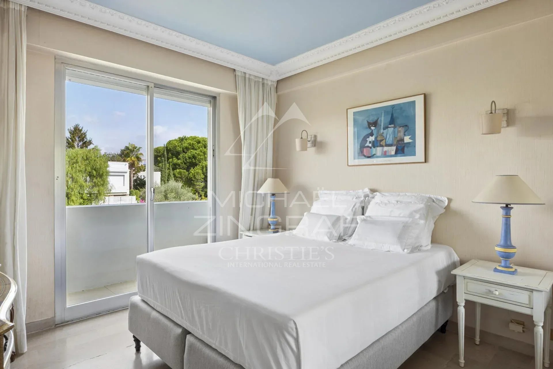 Chambre de penthouse à Cannes Chambre d'un penthouse à Cannes avec balcon et vue sur la verdure.