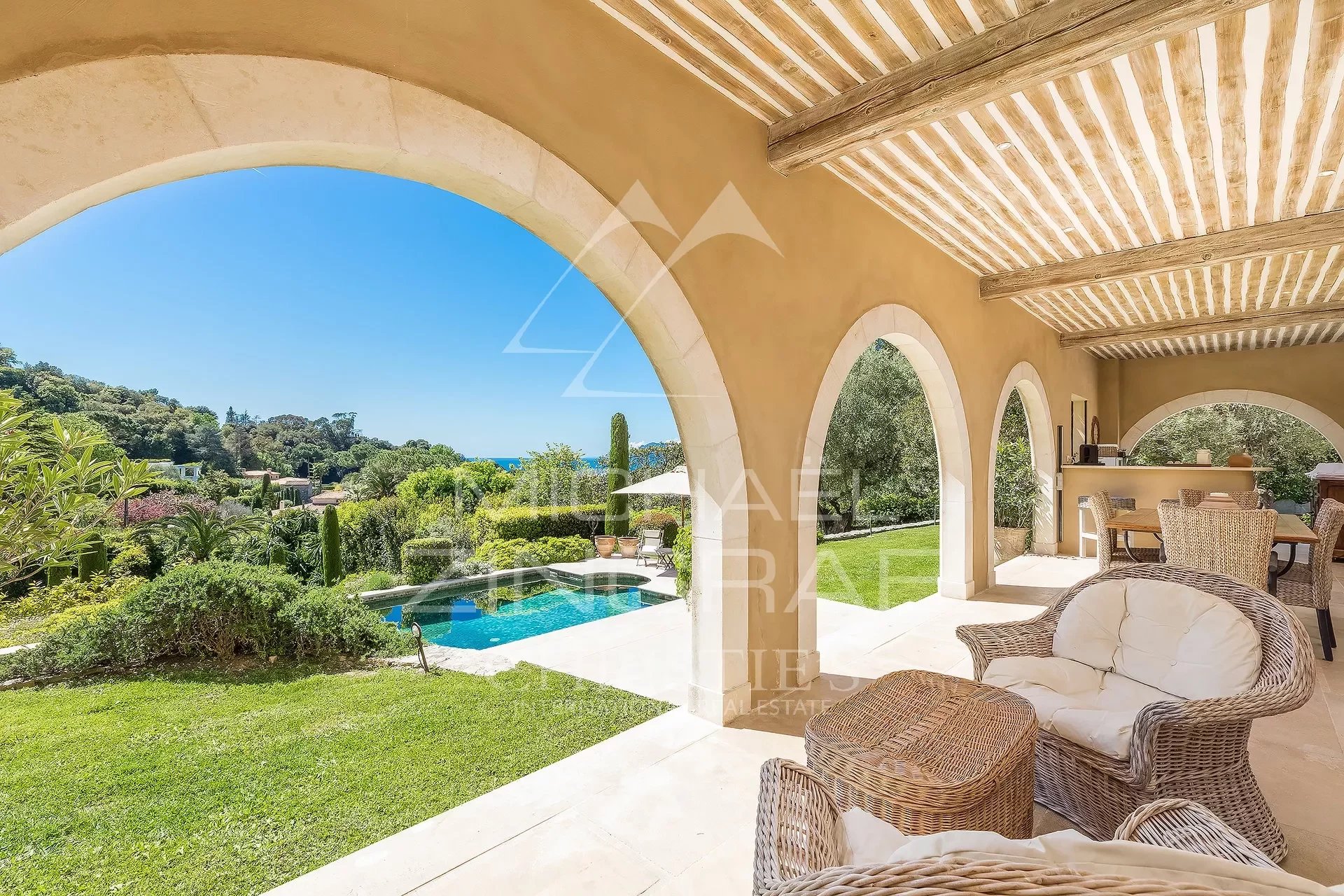 Propriété toscane à Cannes Terrasse d'une propriété toscane à Cannes avec vue sur la piscine et le jardin.
