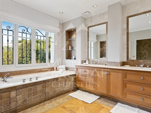 Salle de bain spacieuse avec baignoire et double vasque dans une propriété de Cannes.