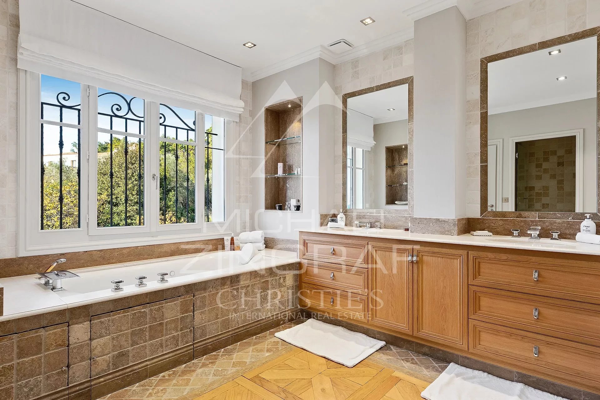 Salle de bain d’une propriété à Cannes Salle de bain spacieuse avec baignoire et double vasque dans une propriété de Cannes.
