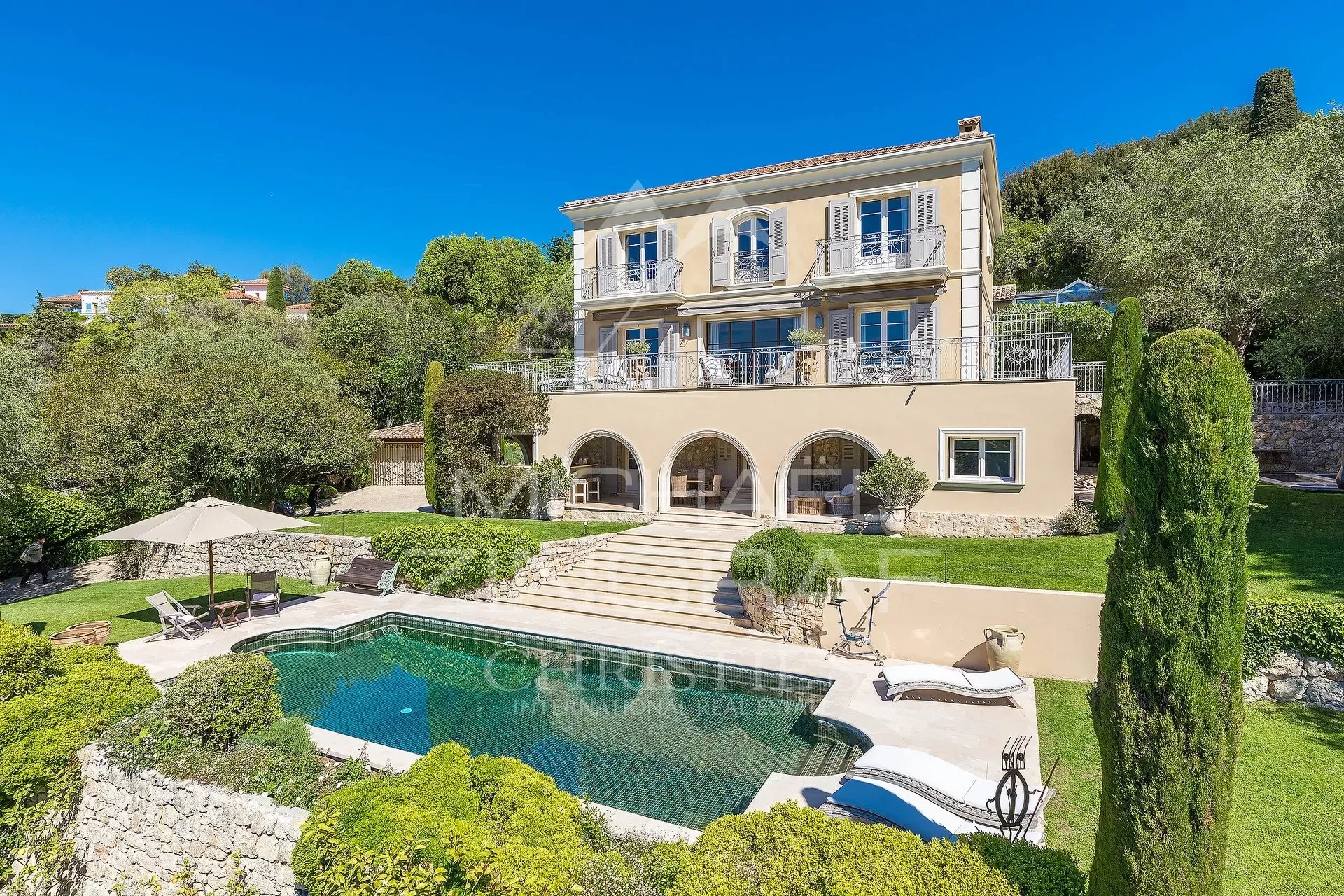 Propriété d’Exception à Cannes Propriété de style toscan avec piscine et vue sur la baie de Cannes, située à Basse Californie.