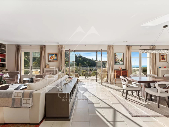 Intérieur lumineux d'une propriété de style toscan à Cannes, avec vue sur la baie et l'Estérel.