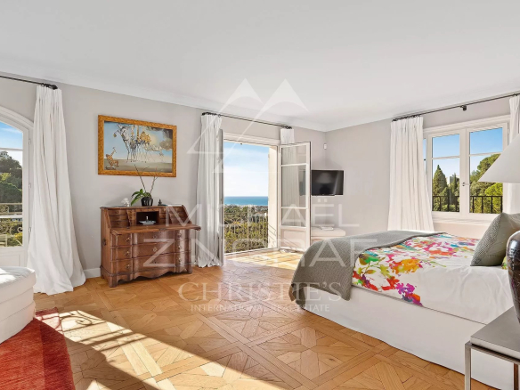 Chambre d'une propriété de style toscan avec vue sur la baie de Cannes.