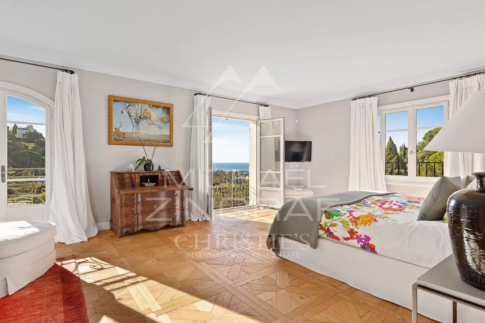 Chambre avec vue à Cannes Chambre d'une propriété de style toscan avec vue sur la baie de Cannes.