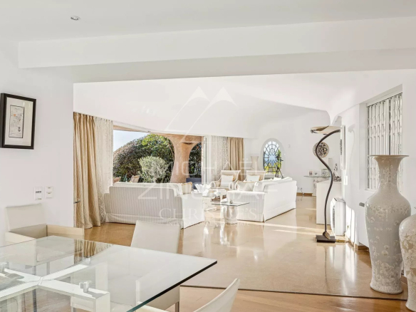 Interior of a modern villa with views of the sea and the Estérel mountains, bright living room and elegant decor.
