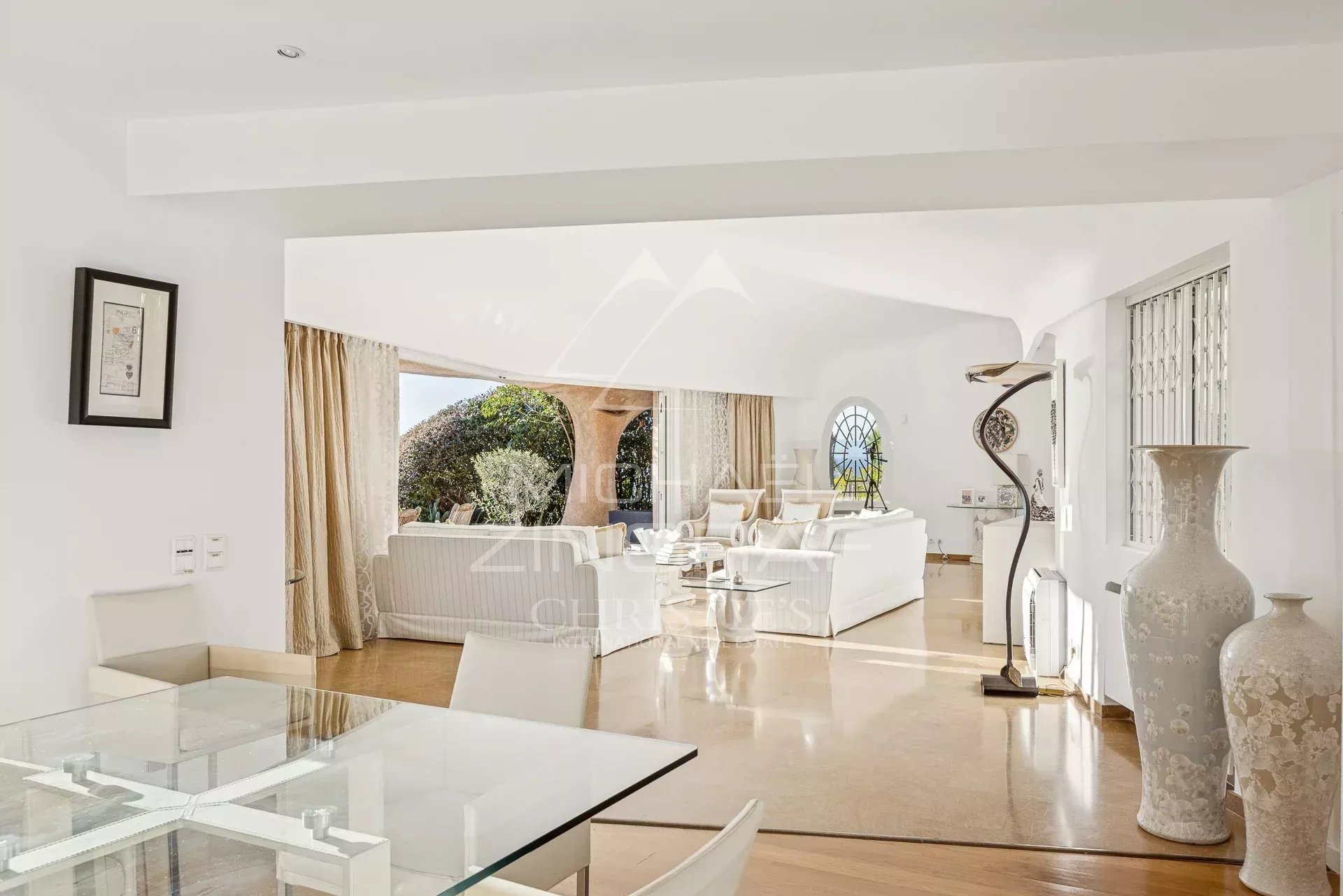 Interior of a modern villa with views of the sea and the Estérel mountains, bright living room and elegant decor.