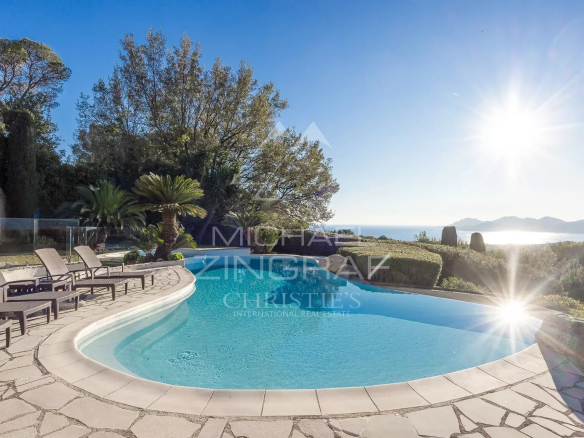 View of a villa with swimming pool and sea in the background in Cannes.