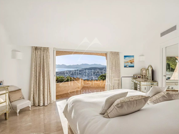 Bright room with views of the sea and the Estérel mountains in Cannes.