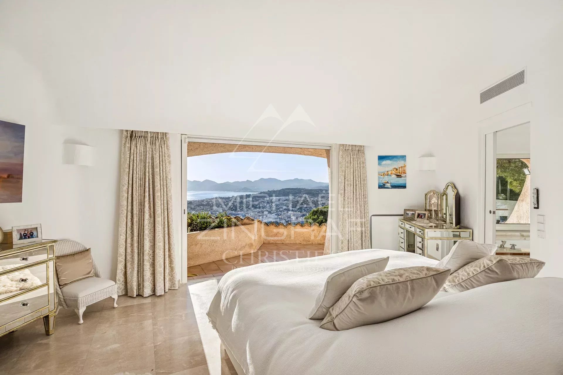 Bright room with views of the sea and the Estérel mountains in Cannes.