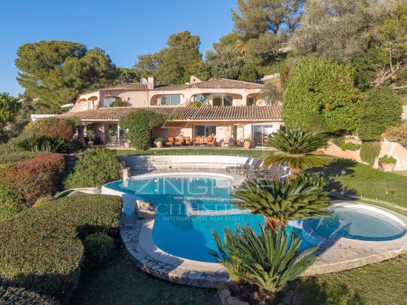 Villa with swimming pool and garden, overlooking the sea and the Estérel mountains in Cannes.
