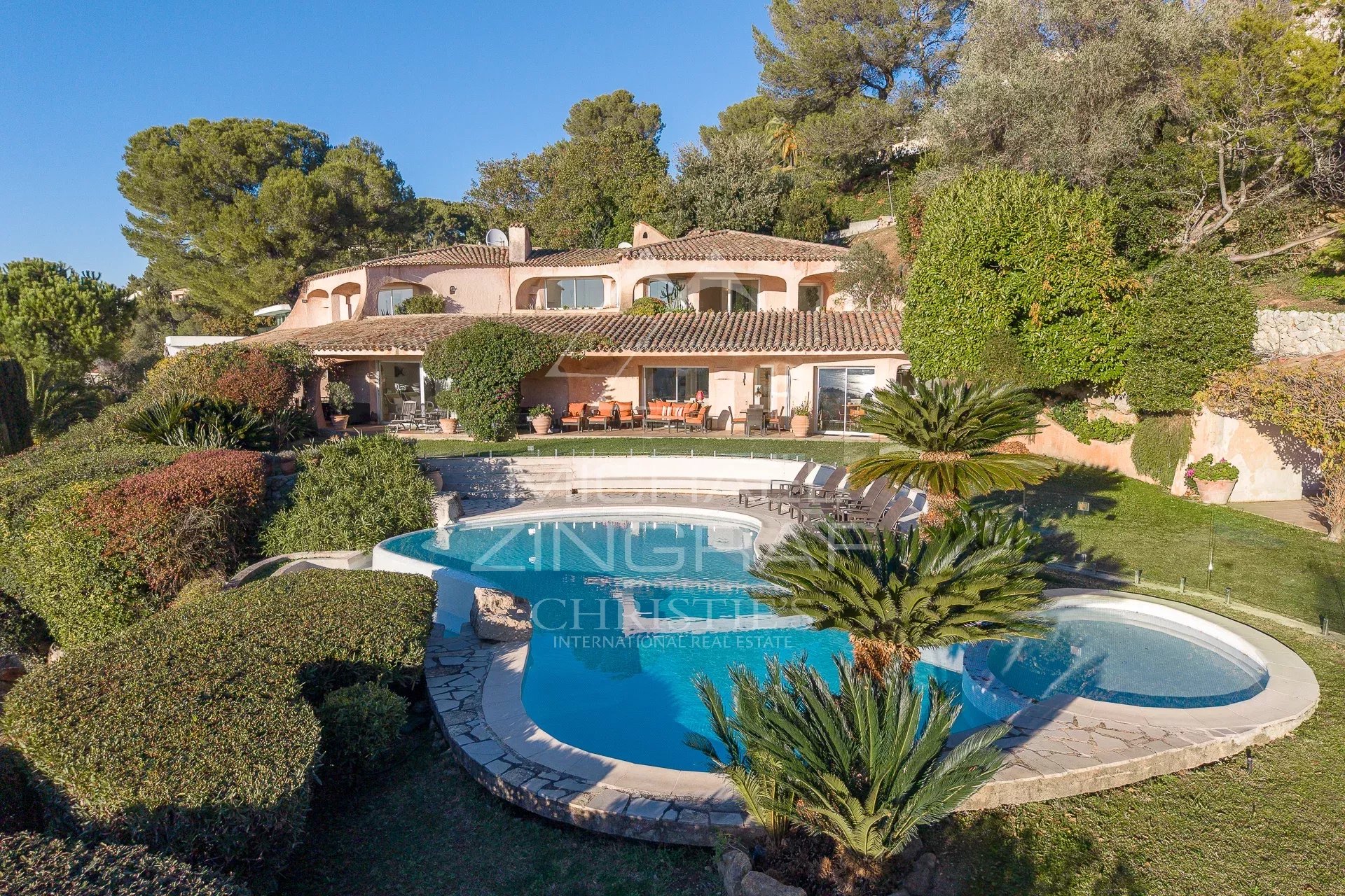 Villa with swimming pool and garden, overlooking the sea and the Estérel mountains in Cannes.