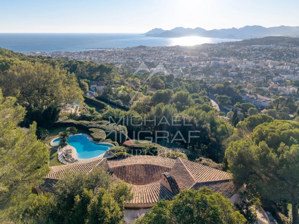Vue panoramique sur la mer et l'Estérel depuis une villa sur les hauteurs de Cannes.