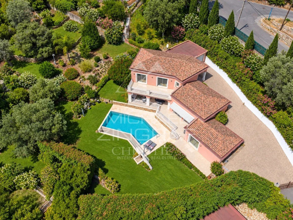 Vue aérienne d'une propriété avec piscine et jardin, située dans un domaine privé à Mandelieu-la-Napoule.