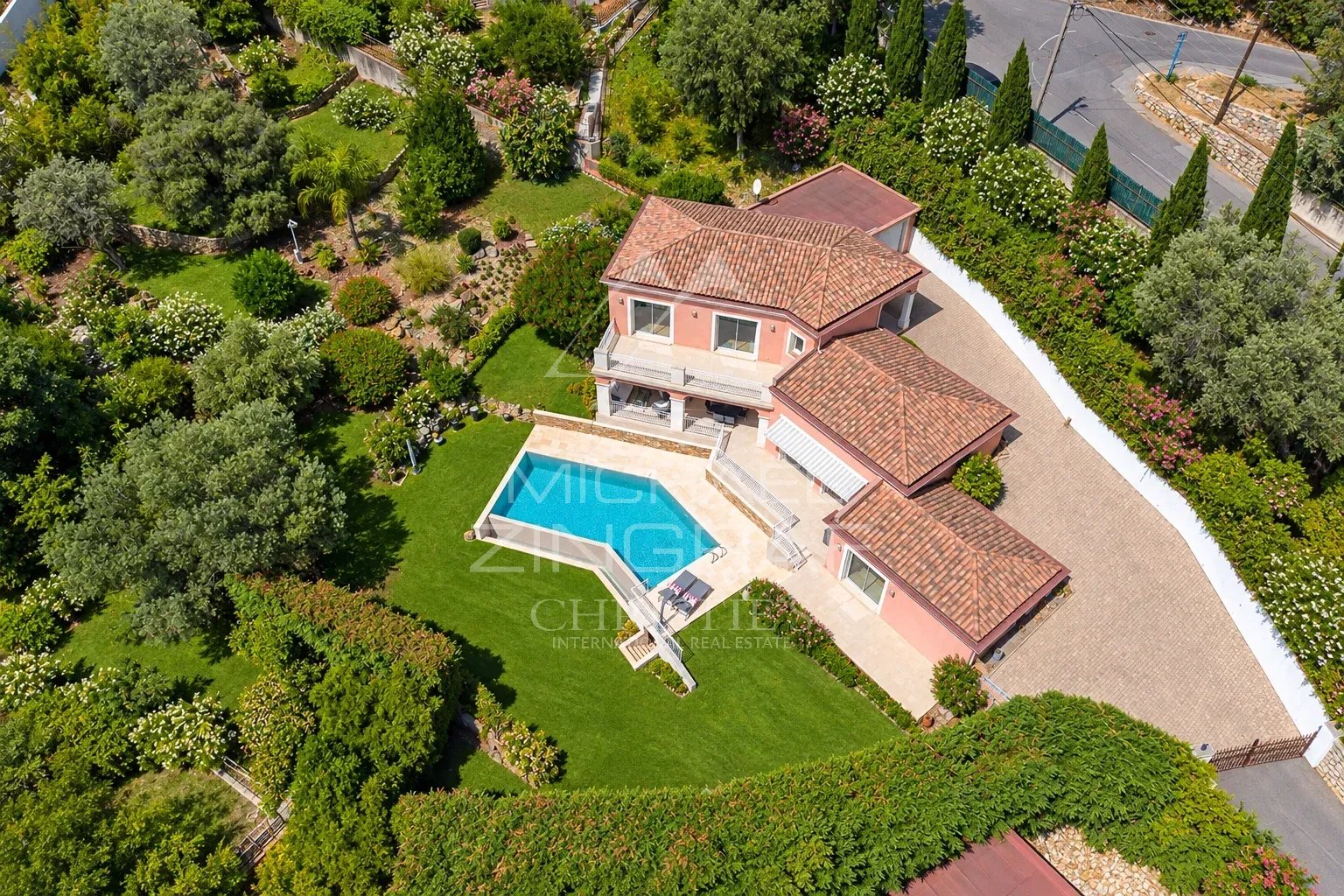 Propriété avec vue mer à Mandelieu-la-Napoule Vue aérienne d'une propriété avec piscine et jardin, située dans un domaine privé à Mandelieu-la-Napoule.