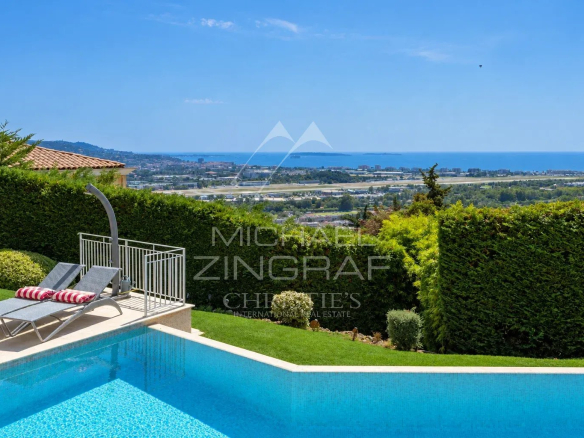 Vue panoramique sur la mer depuis une propriété avec piscine à Mandelieu-la-Napoule.