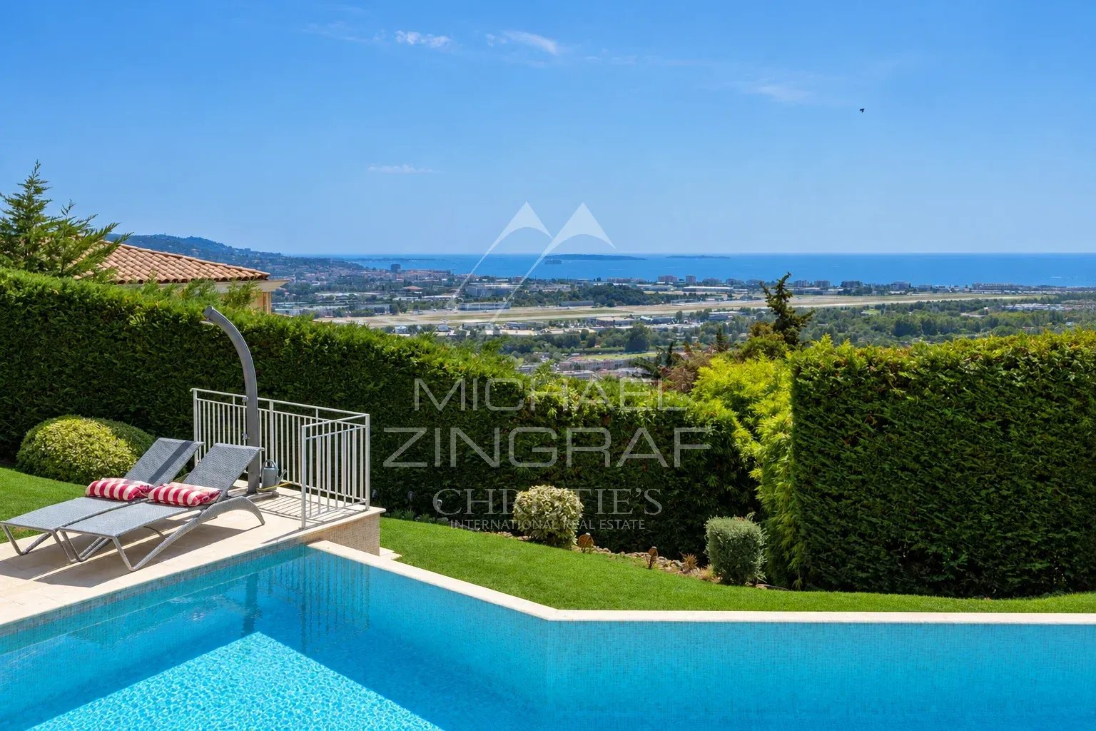 Propriété avec vue mer à Mandelieu-la-Napoule Vue panoramique sur la mer depuis une propriété avec piscine à Mandelieu-la-Napoule.