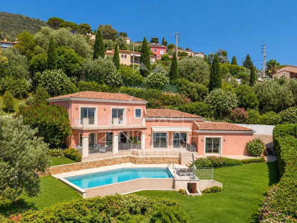 Propriété avec piscine et jardin, vue mer, située dans un domaine privé à Mandelieu-la-Napoule.