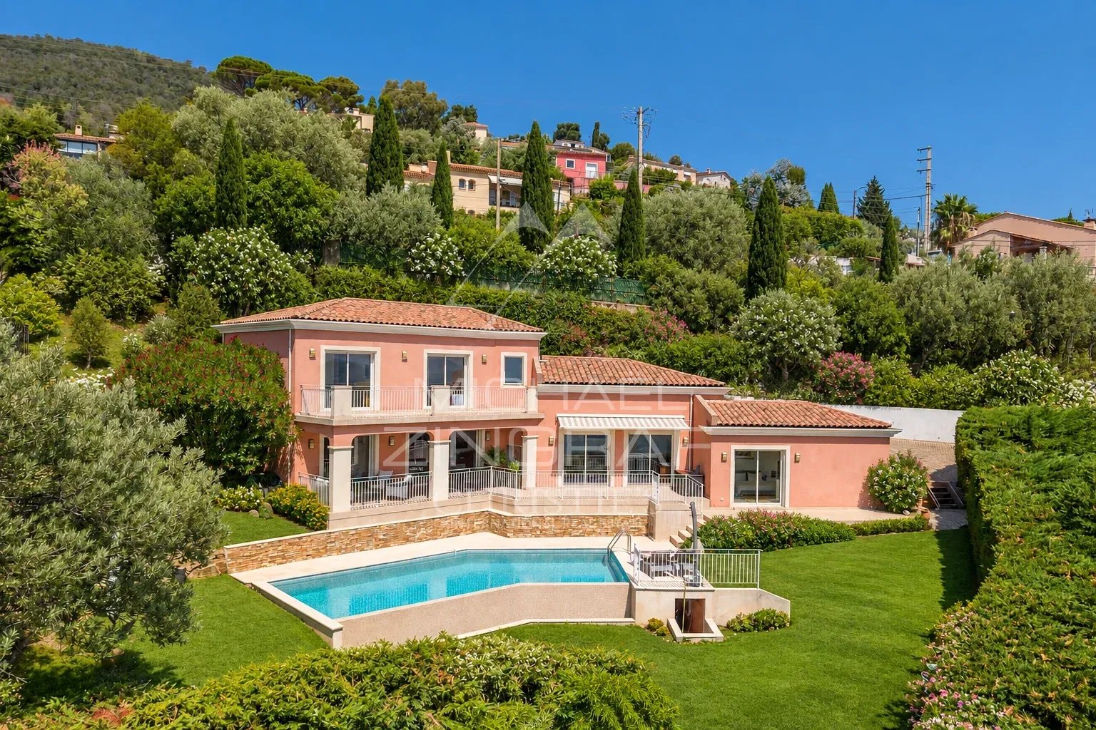 Propriété vue mer à Mandelieu-la-Napoule Propriété avec piscine et jardin, vue mer, située dans un domaine privé à Mandelieu-la-Napoule.