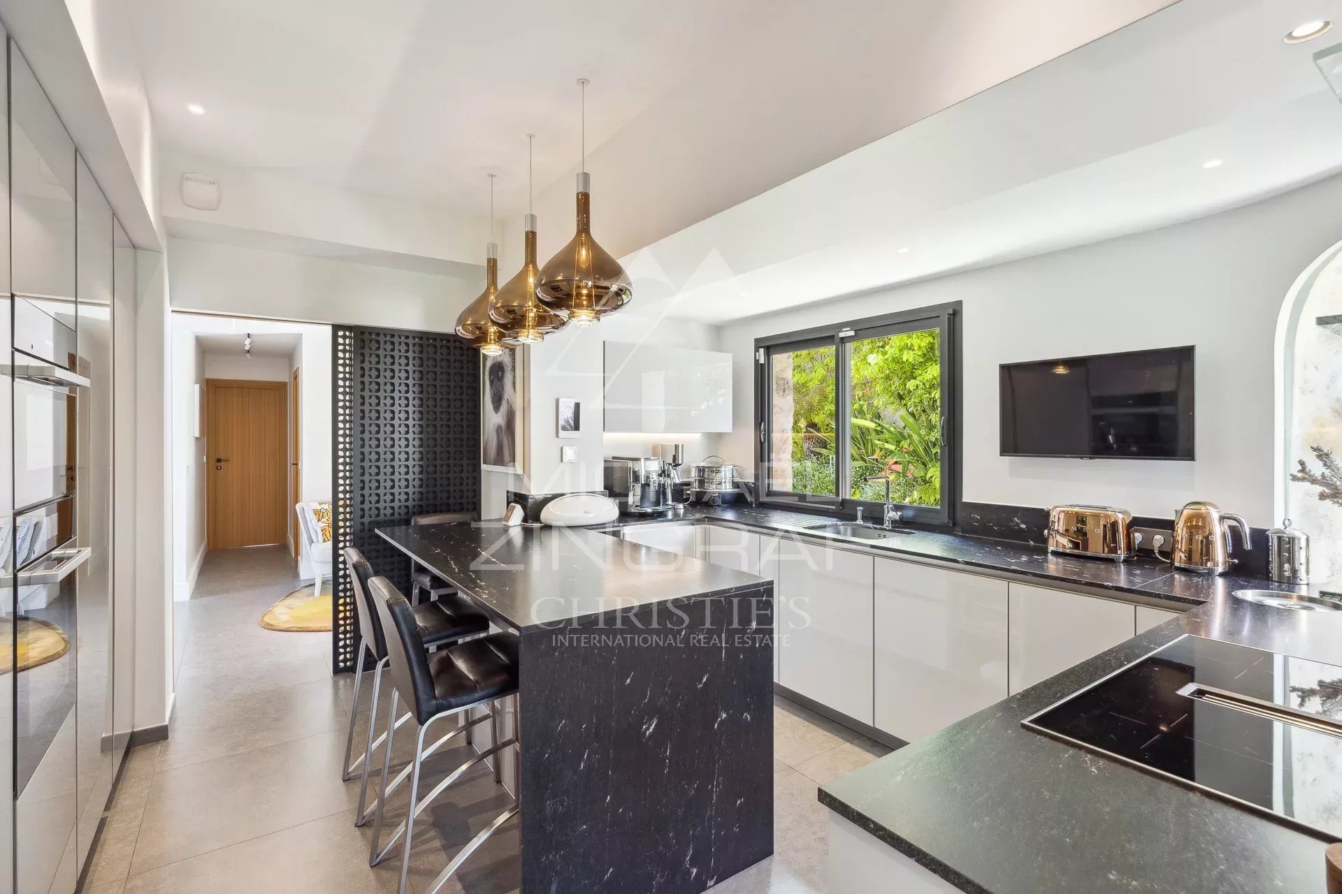 Modern cuisine in Cannes Eden Modern kitchen with central island and contemporary appliances, villa in Cannes Eden