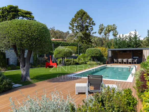 Modern villa with swimming pool and garden in Cannes Eden, panoramic sea view.