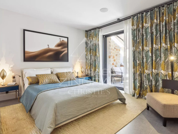 Modern room with contemporary decor and sea view at Cannes Eden.