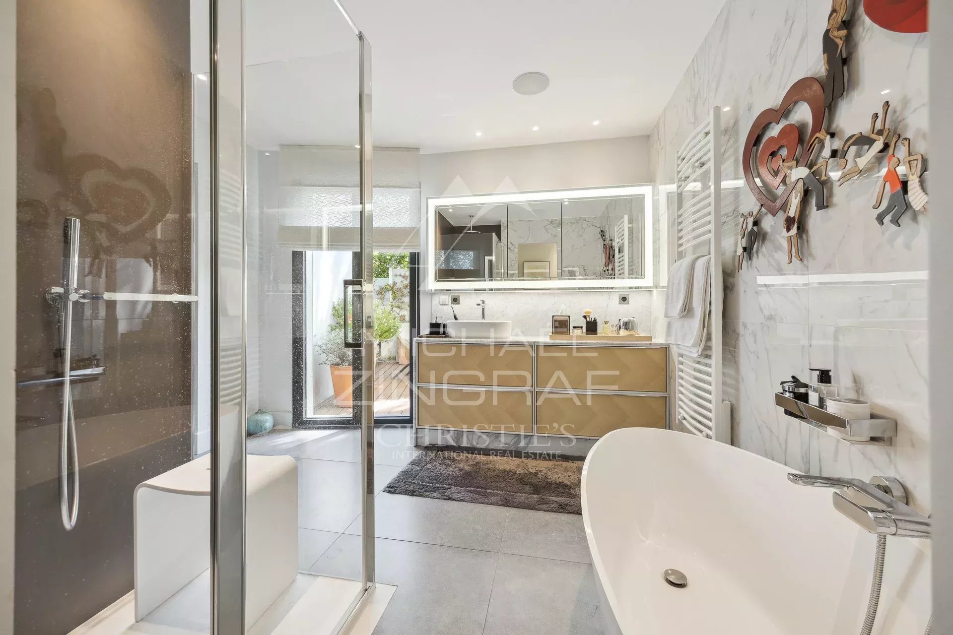 Contemporary bathroom Modern bathroom with shower and bathtub, decorated with contemporary elements.