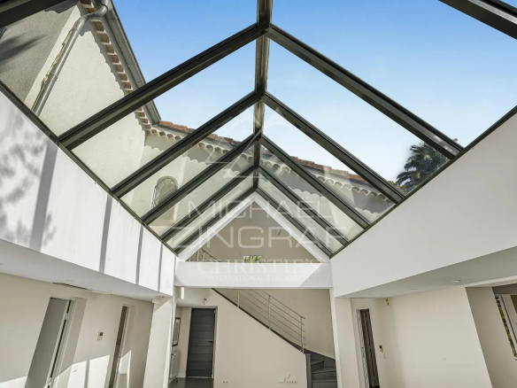 Intérieur d'une villa moderne avec un plafond en verre, à Cannes.