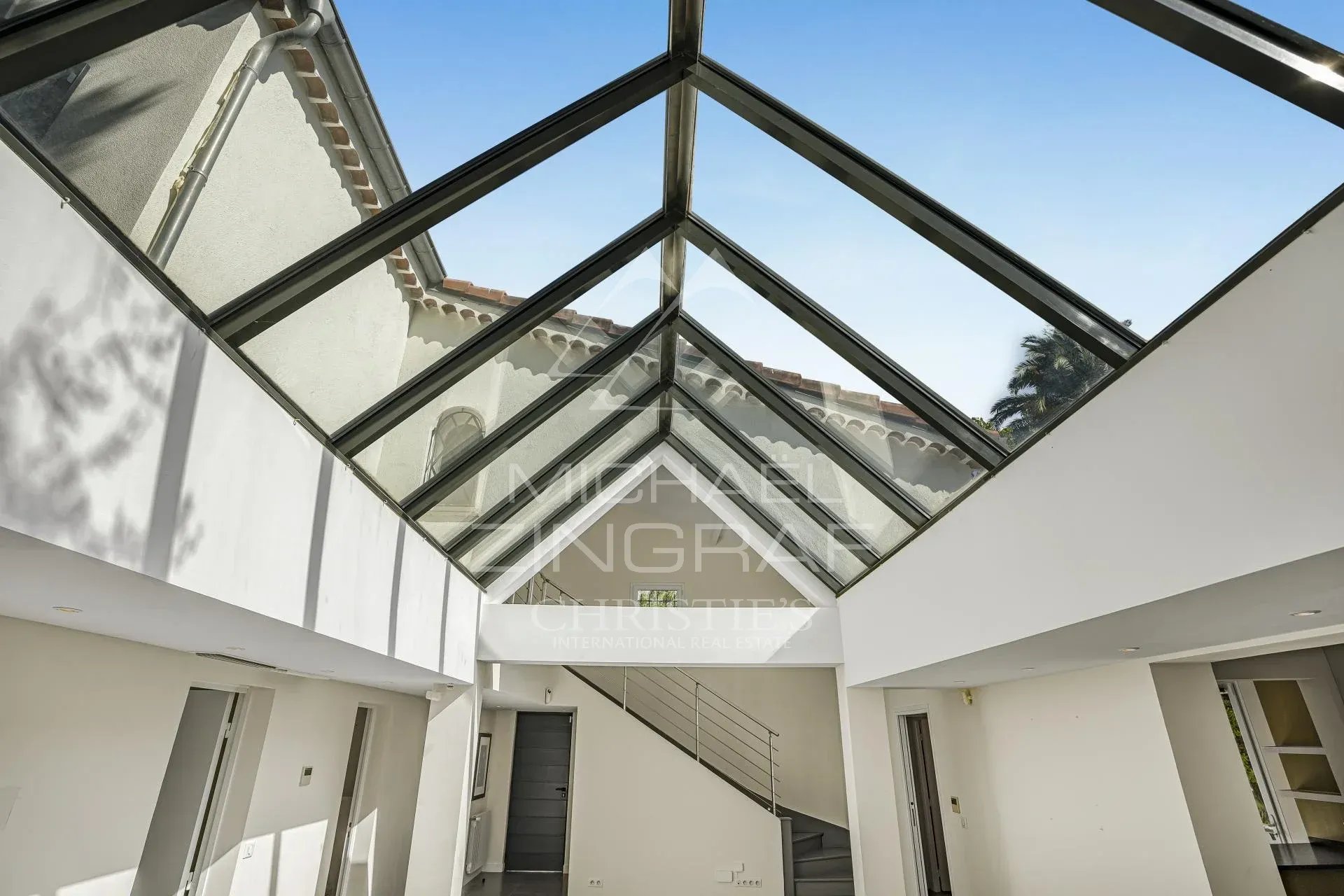 Intérieur de villa à Cannes Intérieur d'une villa moderne avec un plafond en verre, à Cannes.