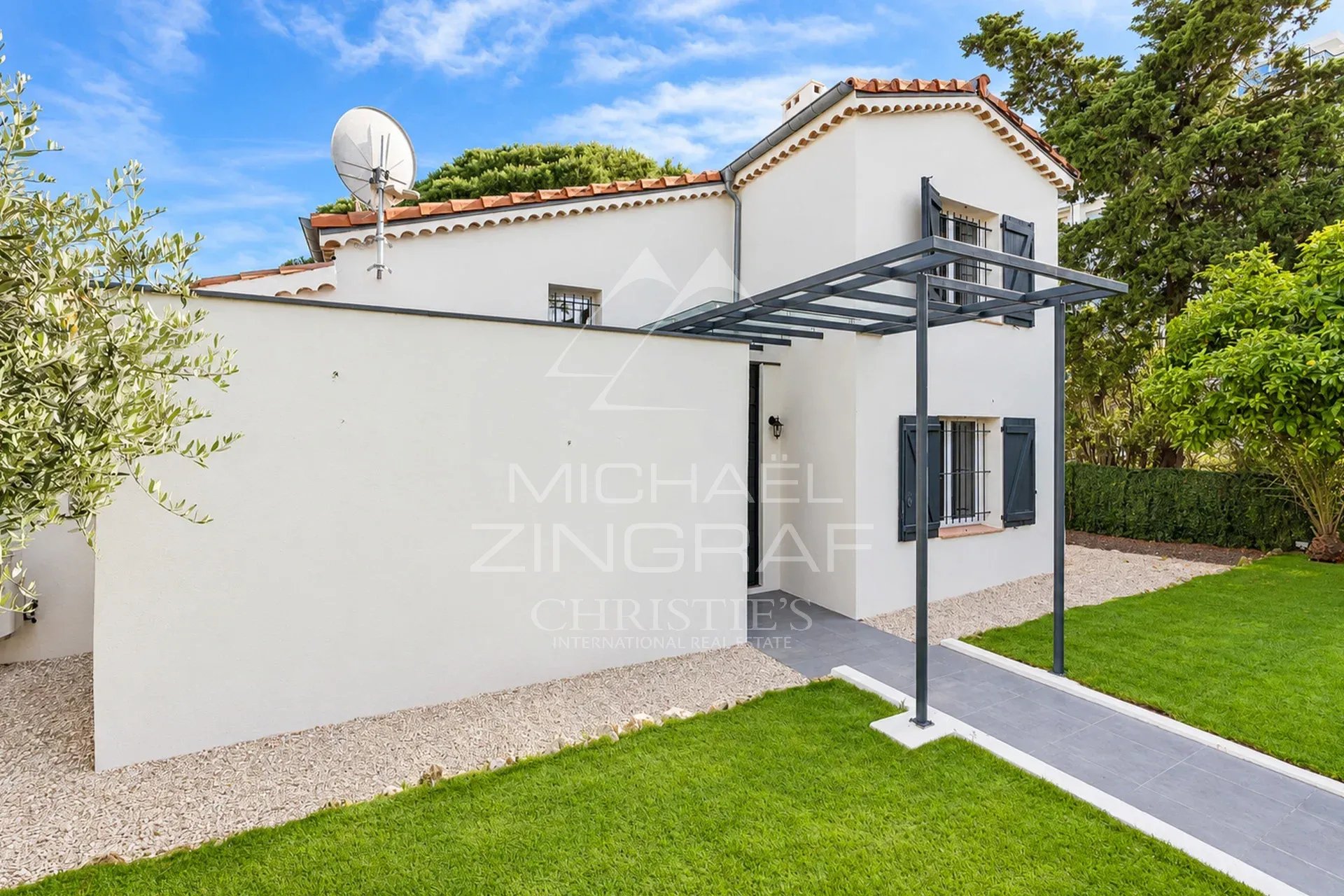 Villa à Cannes – Pointe Croisette Villa individuelle avec jardin et entrée, située à Cannes dans un domaine privé.