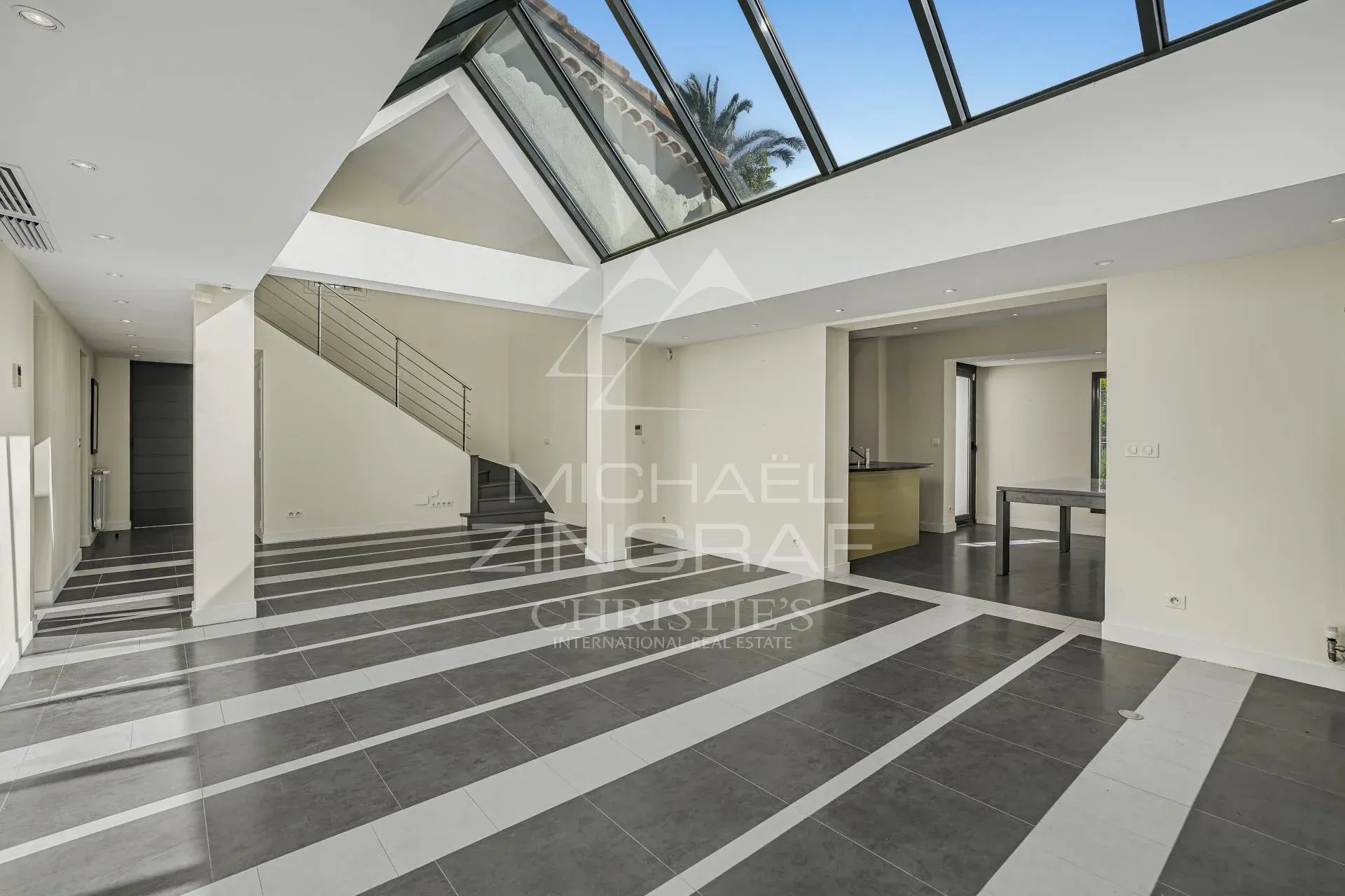Intérieur d’une villa à Cannes Intérieur d'une villa moderne à Cannes avec de grandes baies vitrées et un sol en carrelage.