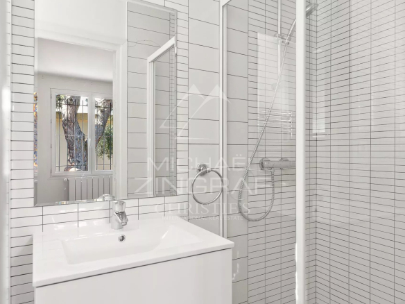 Salle de bain moderne avec douche et lavabo dans une villa à Cannes.