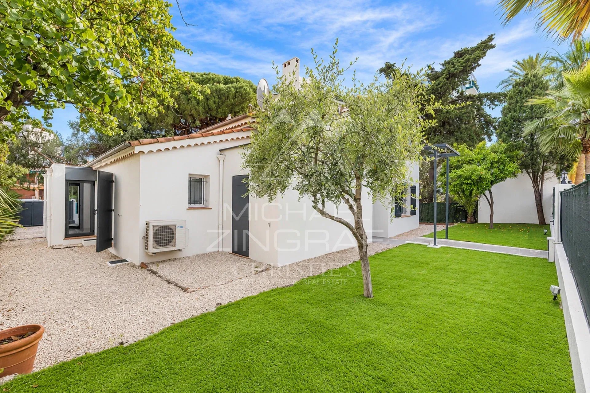 Villa à Cannes Pointe Croisette Villa individuelle avec jardin dans un domaine fermé à Cannes, Pointe Croisette.