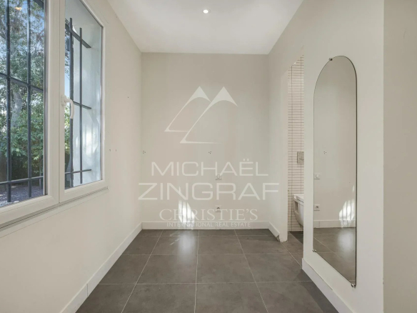 Intérieur d'une villa à Cannes avec murs clairs et carrelage gris